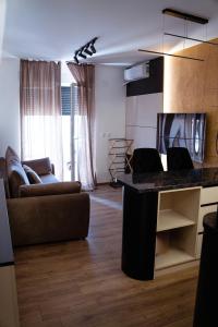 a living room with a couch and a counter top at T&M Apartman Premium 2 in Paraćin