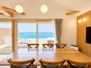 a dining room with a table and a view of the ocean at Beach SPA TSUDA 0 Cero棟 in Sanuki