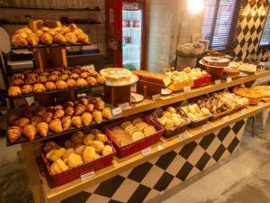 a bakery filled with lots of different types of bread at Mercure São Paulo Berrini in São Paulo