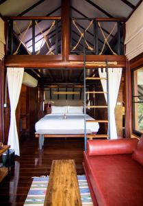 Posteľ alebo postele v izbe v ubytovaní Lala Mukha Tented Resort Khao Yai