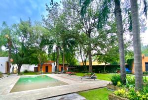 a swimming pool in a yard with trees at Quinta Encanto in Santiago Nuevo León in Santiago