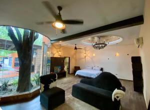 a living room with a bed and a couch at Quinta Encanto in Santiago Nuevo León in Santiago +19 photos
