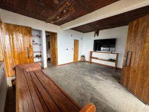 a living room with a wooden bench in the middle at Las Trincheras del Café in Chaparral