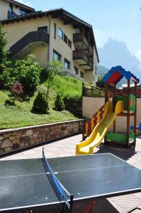 plac zabaw ze zjeżdżalnią i stołem w obiekcie B&B La Montanara w mieście San Martino di Castrozza