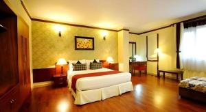 a hotel room with a bed and a desk at Au Lac 2 Hotel in Ho Chi Minh City +93 photos