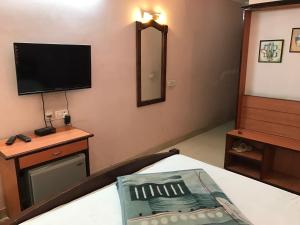 Hotel D R International的电视和/或娱乐中心