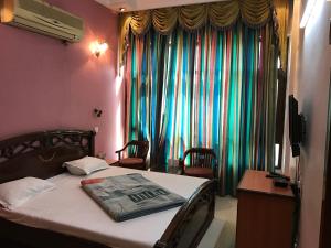 Un dormitorio con una cama con una revista. en Hotel D R International, en Ambāla