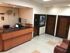 una oficina con recepción y sala de espera en Hotel D R International, en Ambāla