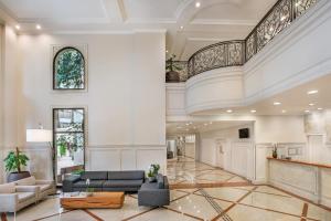 a large lobby with couches and a staircase at Meliá Campinas in Campinas