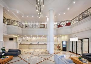 a large room with a lobby with couches at Meliá Campinas in Campinas