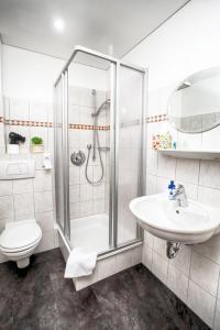 Un baño de Gasthof & Pension Hirschen-Stetten