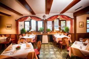 
Ein Restaurant oder anderes Speiselokal in der Unterkunft Gasthof & Pension Hirschen-Stetten 
