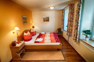 En eller flere senger på et rom på Gasthof & Pension Hirschen-Stetten