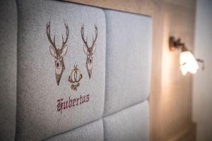 Certificato, attestato, insegna o altro documento esposto da Seehotel St Hubertus