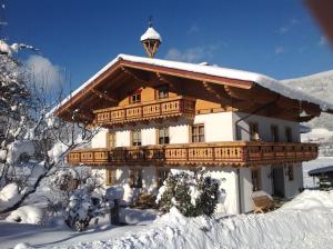 ein großes Gebäude mit Balkon im Schnee in der Unterkunft Kugellehen in Radstadt