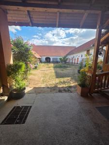 a view of the courtyard of a building at Ferienwohnung Tirolerhof in Horn