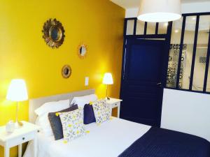 Postel nebo postele na pokoji v ubytování Hotel Saint-Michel