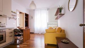 un soggiorno con divano giallo e una cucina di Italianway-Cirillo a Milano