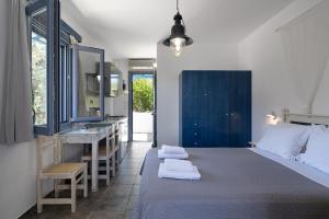 ein Schlafzimmer mit einem großen Bett, auf dem Handtücher liegen in der Unterkunft Anemousa Studios in Otziás + 208 Fotos