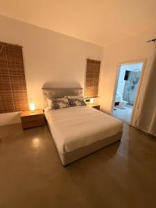 a bedroom with a bed and two lamps on tables at La Casa Floréal in Curepipe