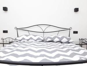 un letto con piumone e cuscini in bianco e nero di Star Apartment Zagreb a Zagabria