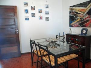 comedor con mesa de cristal y sillas en Alegria Apartment Porto Downtown, en Oporto