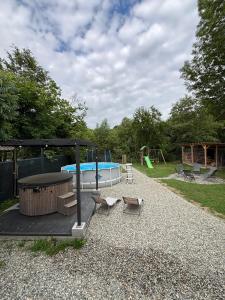 plac zabaw z basenem, stołem piknikowym i ławkami w obiekcie Cabana C w mieście Avrig