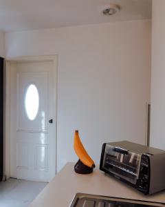 a banana sitting on a counter next to a toaster oven at Alojamiento Primer Piso Confort Riobamba in Riobamba