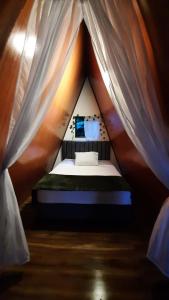 a bedroom with a bed in a tent at Cabaña la Valkiria in Falan