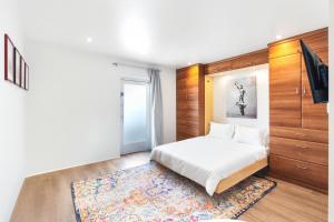 a bedroom with a bed and a flat screen tv at Contemporary Studio Hub in DTPH - Pool & Parking in Phoenix