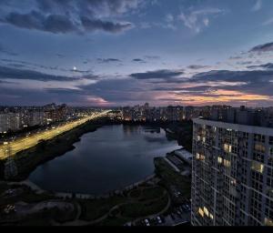 a view of a river in a city at night at Супер Видові апартаменти метро Позняки Харківська in Kyiv