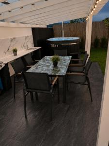 Ein Tisch und Stühle stehen auf einer Terrasse in der Unterkunft Vila MEM in Sebeş