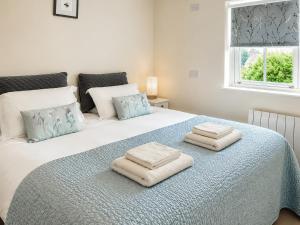 a bedroom with a bed with two towels on it at Howgills Apartment 9 - Ukc9724 in Sedbergh