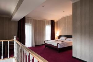 una camera d'albergo con letto e scala di Kopala Tskneti Hotel a Tsqnetʼi