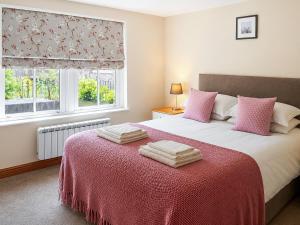 a bedroom with a bed with two towels on it at Howgills Apartment 8 - Ukc9727 in Sedbergh