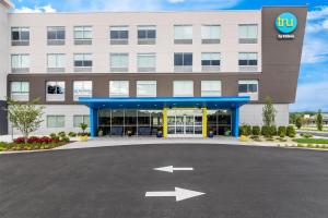 an empty parking lot in front of a hospital at Tru By Hilton Valparaiso in Valparaiso