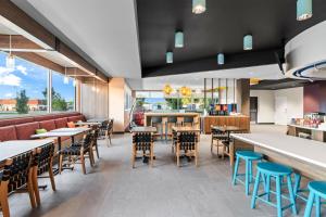 a restaurant with tables and chairs and a bar at Tru By Hilton Valparaiso in Valparaiso