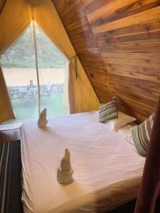 a room with a bed in a tent at Pont NongKhiaw in Nongkhiaw