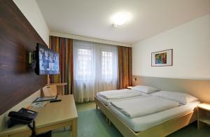 Televizors / izklaižu centrs naktsmītnē Hotel Kolping Wien Zentral