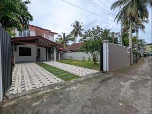 an empty driveway in front of a house at CHERN Matara in Badahelagoda