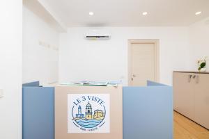a white room with a sign that reads its visa at Le 3 Viste B&B in Vieste