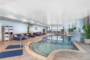 a pool in the middle of a hospital lobby at Hilton Virginia Beach Oceanfront in Virginia Beach