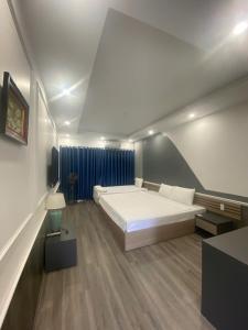 a bedroom with a large bed in a room at Công Đoàn Hotel in Hai Phong