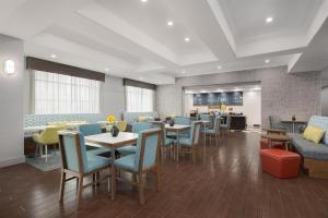 ein Restaurant mit Tischen und Stühlen und einer Cafeteria in der Unterkunft Hampton Inn Cotulla in Cotulla