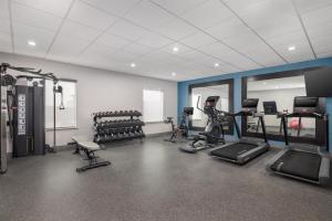 ein Fitnessstudio mit Laufbändern und Trainingsgeräten in einem Raum in der Unterkunft Hampton Inn Cotulla in Cotulla