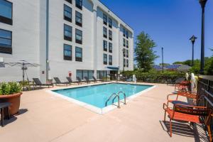 a swimming pool in front of a building at Hampton Inn Henderson in Henderson