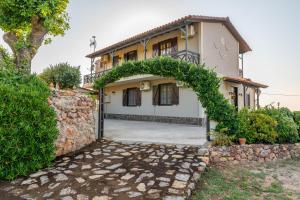 a house with an arch in front of it at Agnanti Seaview Villas in Karlovasi