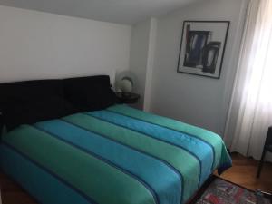 Un pat sau paturi într-o cameră la Appartamento Bernasconi
