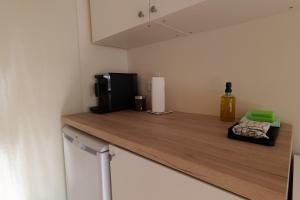 a kitchen with a counter top with a microwave at MoselStudio Briedel - Sonnenterrasse und Komfort in Briedel +1 photo