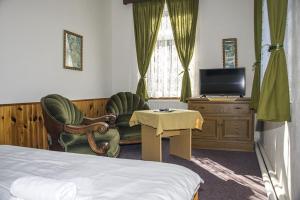 Televízia a/alebo spoločenská miestnosť v ubytovaní Hotel Garni Belveder